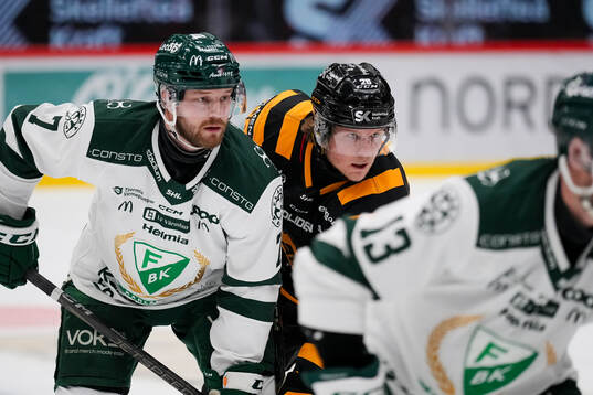 Färjestads Axel Bergkvist och Skellefteås Anton Heikkinen