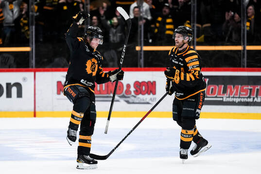 Skellefteås Anton Heikkinen och Oscar Lindberg jublar