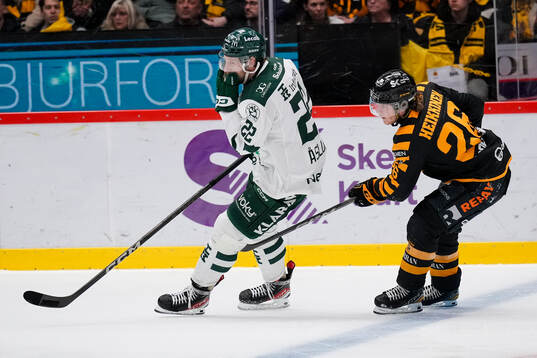 Färjestads Per Åslund och Skellefteås Anton Heikkinen