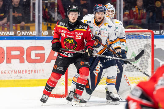 Luleås Jonas Berglund stör framför mål