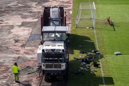 En vägfräs tar bort löparbanor medan målvakt Alex Rahm