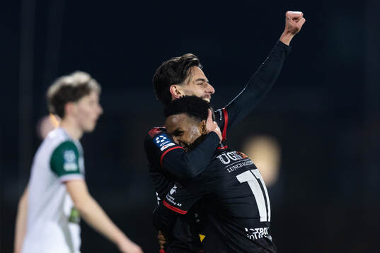 Trollhättans Tyler Sernling jublar ihop med Yahye Abdi efter 6-1