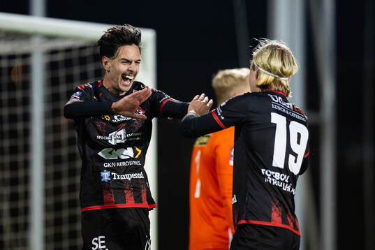Trollhättans Tyler Sernling jublar ihop med Filip Sterner efter 6-1