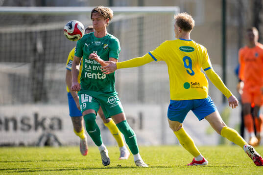 Ljungskile SKs Lukas Lindholm Corner och Eskilsminnes Henrik Norrby