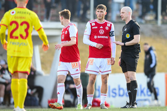 Sandvikens IFs Emil Engqvist och Domare Pontus Olofsson