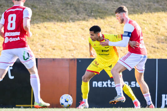 Kalmars Anthony Olusanya och Sandvikens IFs Emil Engqvist