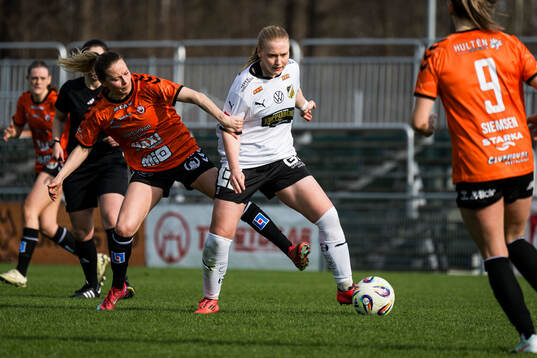 Kristianstads Emmi Alanen och Häckens Johanna Fossdalsá