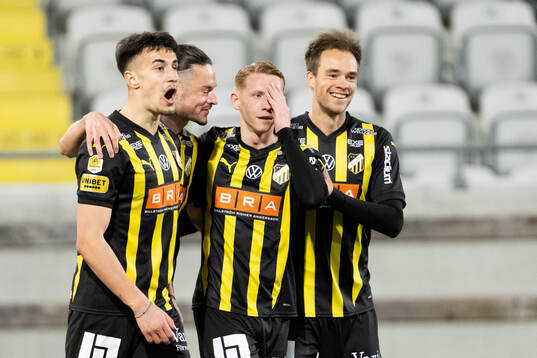 Häckens Srdjan Hrstic, Amor Layouni, Julius Lindberg och Leo Väisänen jublar efter 1-0