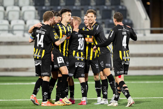 Häckens Srdjan Hrstic och Leo Väisänen jublar efter att Amor Layouni  gjort 1-0
