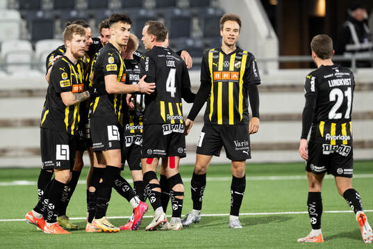 Häckens  Leo Väisänen jublar efter att Amor Layouni gjort 1-0