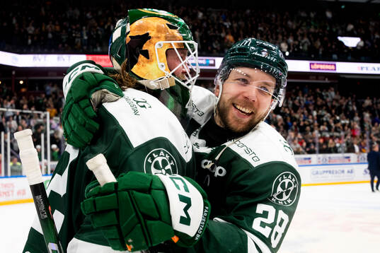 Färjestads målvakt Anders Lindbäck och Emil Alba jublar