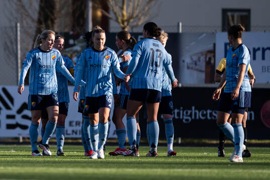 Djurgårdens Mimmi Larsson jublar med lagkamraterna efter 1-4