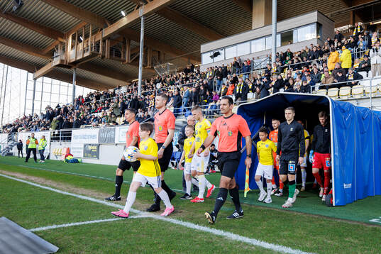 Spelarna kommer in på planen