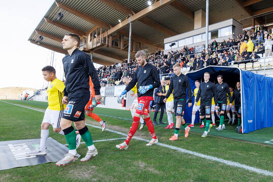 Spelarna kommer in på planen