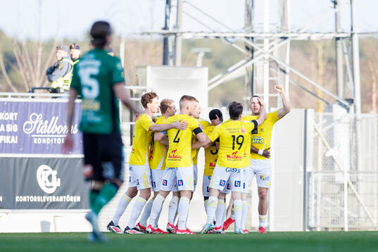 Falkenbergs Viktor Ekblom jublar med laget