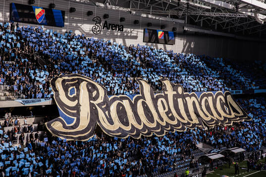 Tifo till Djurgårdens Haris Radetinac som tackas av