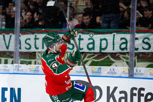 Frölundas Linus Weissbach jublar