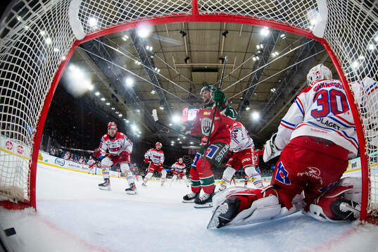 Frölundas Linus Weissbach jublar