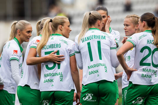 Hammarbys spelare jublar efter 0-1 av Hammarbys Smilla Holmberg