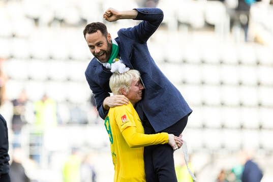 Hammarbys målvakt Moa Edrud jublar