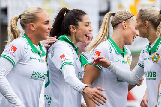 Hammarbys Nadia Nadim jublar med lagkamrater