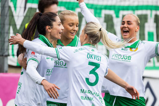 Hammarbys Nadia Nadim jublar med lagkamrater efter 0-5