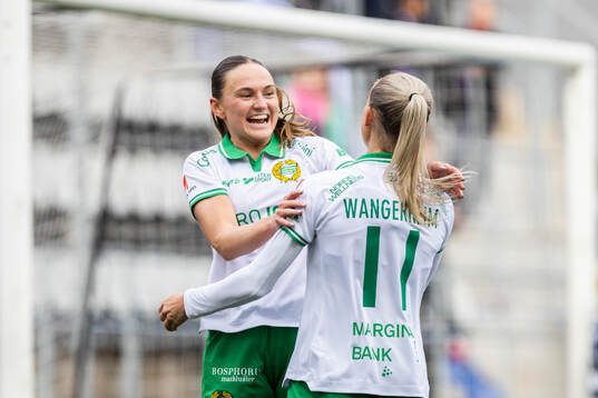 Hammarbys Vilde Hasund jublar med Ellen Wangerheim efter 0-4