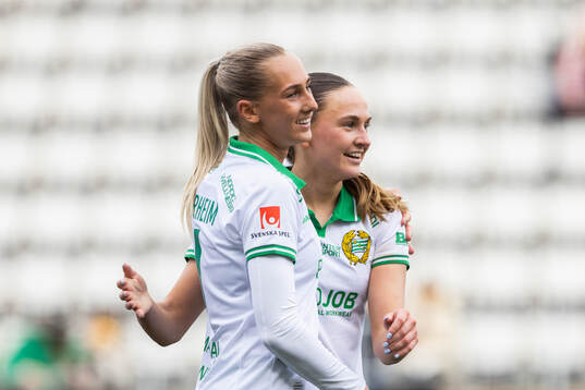 Hammarbys Ellen Wangerheim jublar med Vilde Hasund efter 0-4