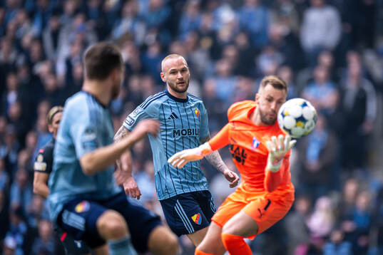 Djurgårdens Adam Ståhl och Malmö FFs målvakt Ricardo