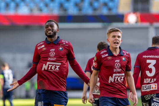 Örgrytes Haladj Maidou Keita och Isak Dahlqvist jublar efter 2-0