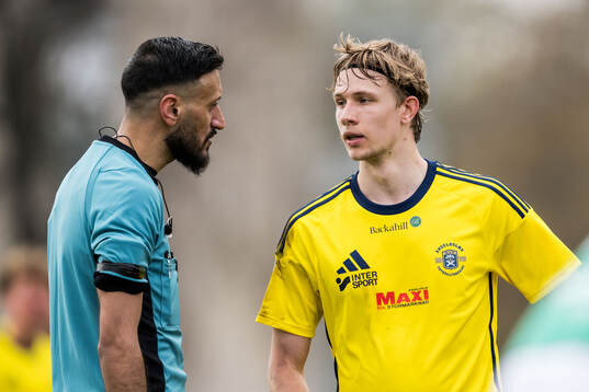 Domare Mohamed Rachid och Ängelholms Tim Amilon Persson