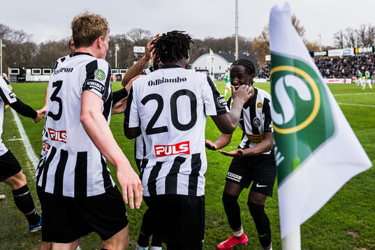 Landskronas Xavier Odhiambo jublar med lagkamrater