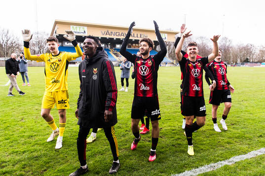 Spelare ur Östersund jublar