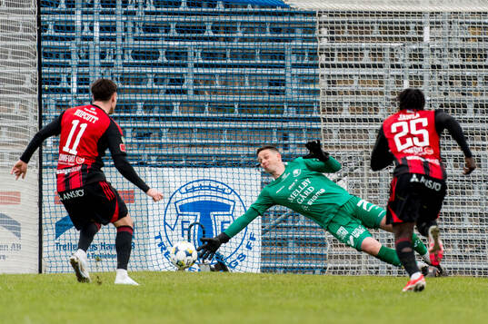 Östersunds Jamie Ryan Hopcutt och Trelleborgs målvakt