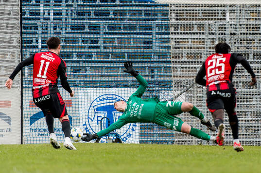 Östersunds Jamie Ryan Hopcutt och Trelleborgs målvakt