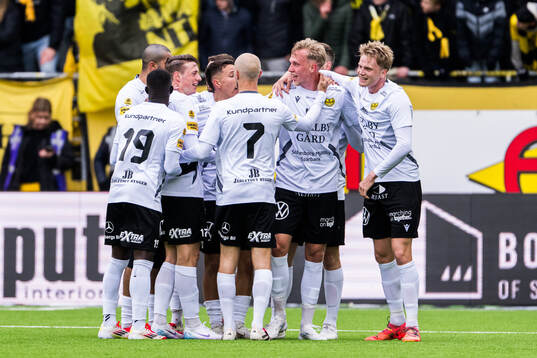 Spelare ur Mjällby jublar efter 0-2