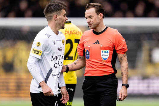 Mjällbys Jesper Gustavsson och Domare Kristoffer Karlsson