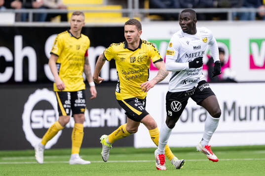Elfsborgs Julius Magnusson och Mjällbys Abdoulie Manneh