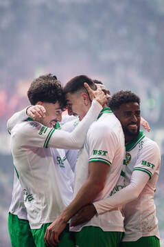 Hammarbys Jusef Erabi jublar med Sebastian Tounekti och Tesfaldet Tekie efter 2-0