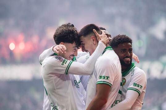 Hammarbys Jusef Erabi jublar med Sebastian Tounekti och Tesfaldet Tekie efter 2-0