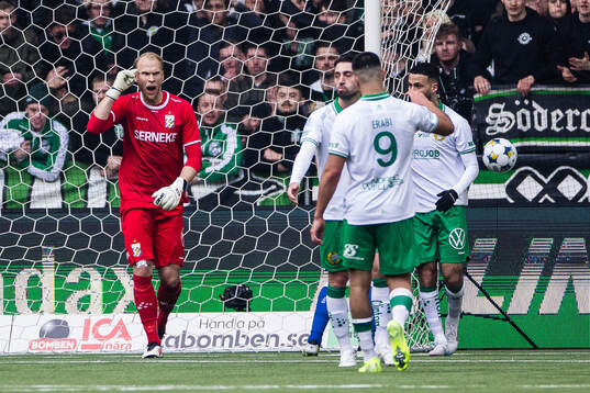 IFK Göteborgs målvakt Pontus Dahlberg jublar efter en straffräddning