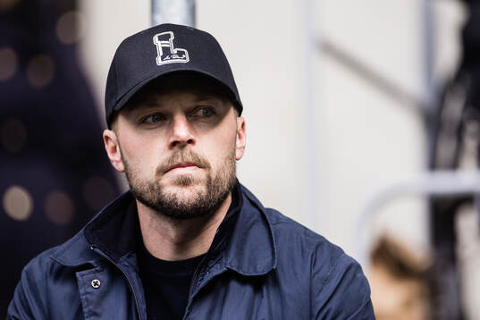 Herrlandslagets assisterande tränare Sebastian Larsson på läktaren