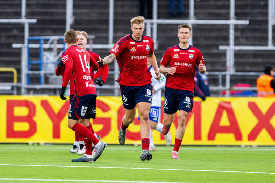 Östers Mattis Adolfsson jublar efter 4-3