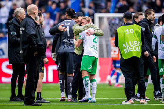 Hammarbys tränare Kim Hellberg och Simon Strand jublar