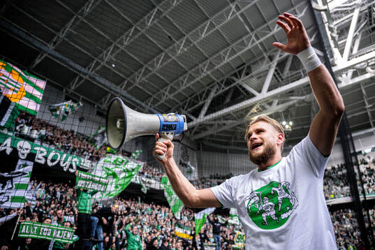 Hammarbys Simon Strand jublar