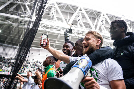 Hammarbys Simon Strand jublar med lagkamrater och tiidgare Hammarby spelaren Fredrik Hammar som är med på FaceTime