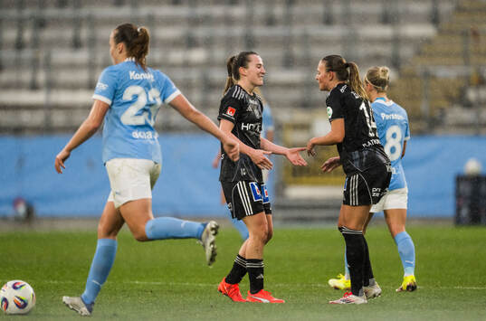 IFK Norrköpings Carrie Jones och Elsa Burvall jublar