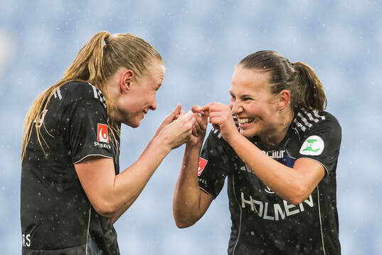 IFK Norrköpings Elin Rombing och Elsa Burvall jublar