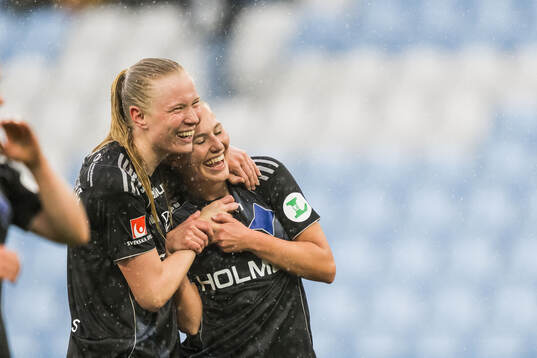 IFK Norrköpings Elin Rombing och Elsa Burvall jublar