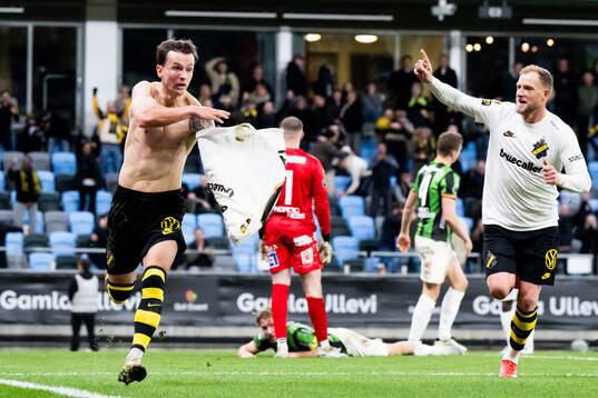 AIKs Bersant Celina jublar med John Guidetti efter att ha gjort 0-1